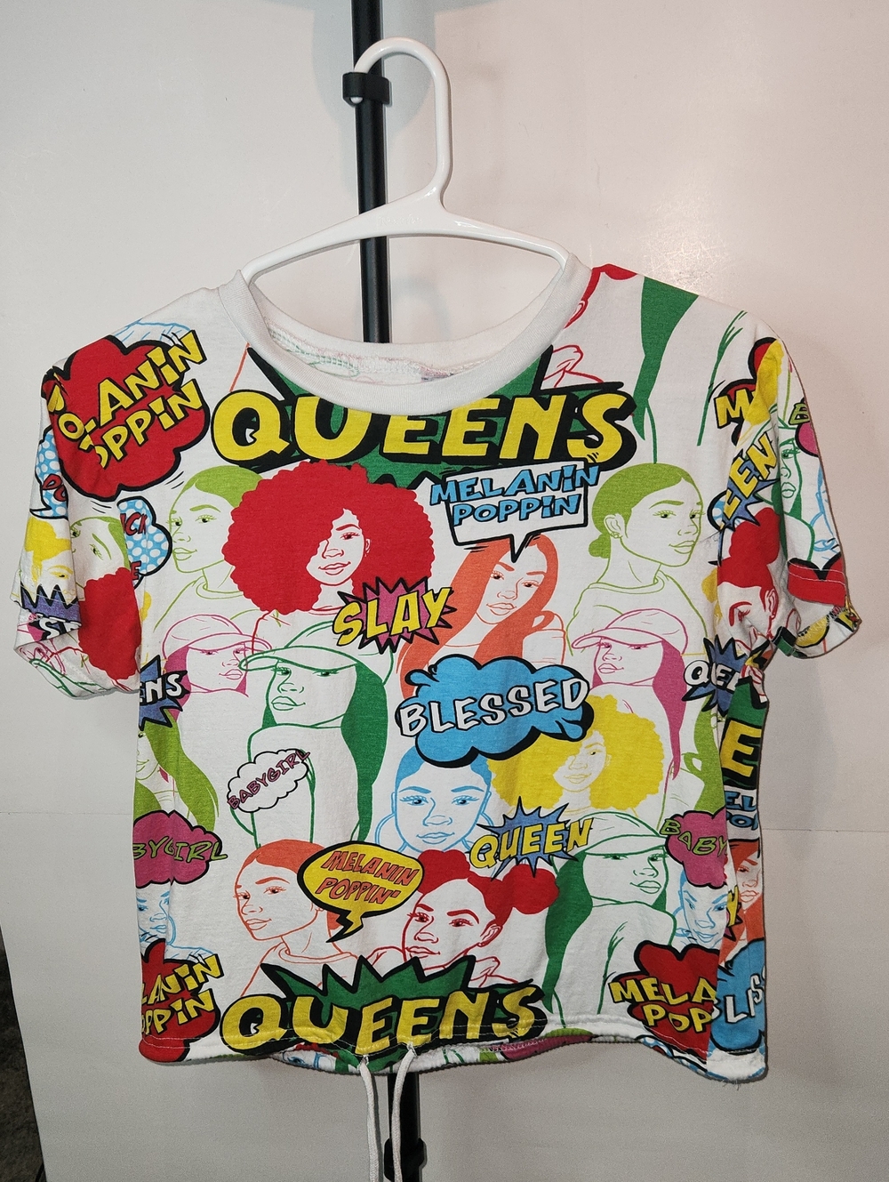 Girls Junior On Fire Multicolor 'Queens' Graphic Tee - White. 0028